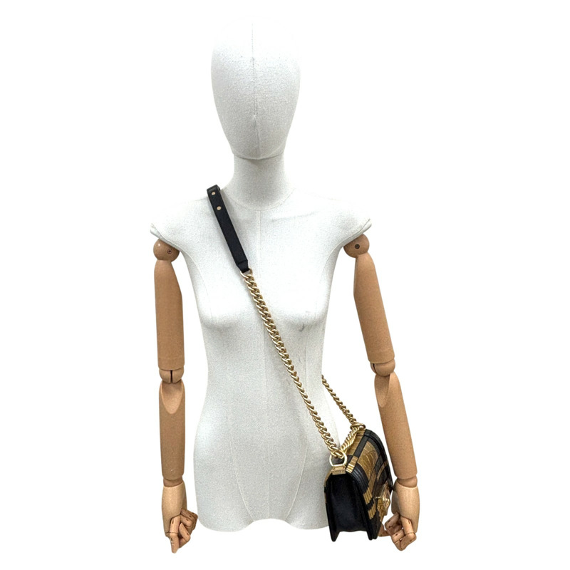 黑金 鱷魚紋小牛皮壓紋 Small Boy 肩背包【CHANEL 香奈兒】 A67085-9