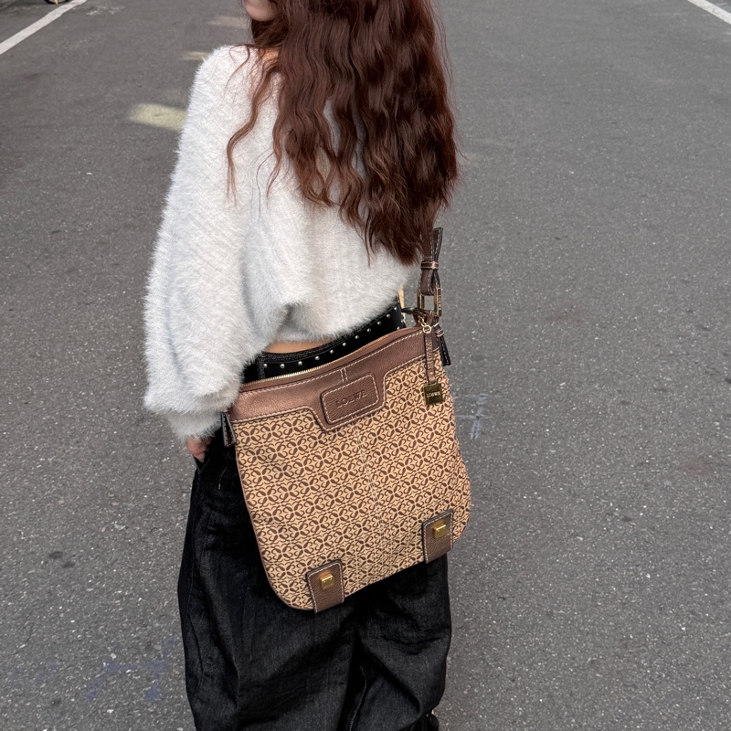 【極新🎁】 Loewe 羅伊威 經典款老花 男女通用斜背包(專櫃9.6萬)-0