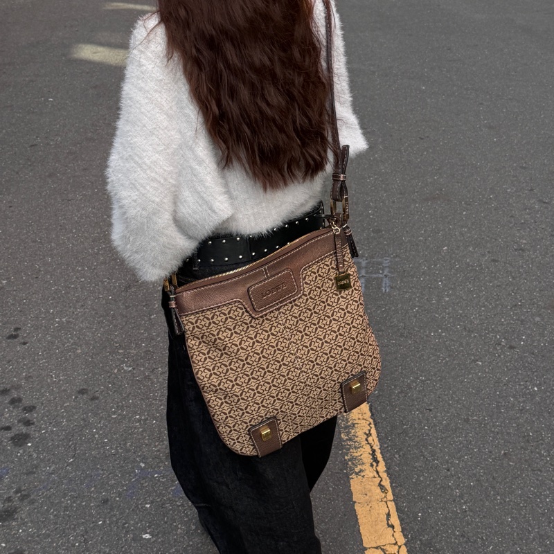 【極新🎁】 Loewe 羅伊威 經典款老花 男女通用斜背包(專櫃9.6萬)-1