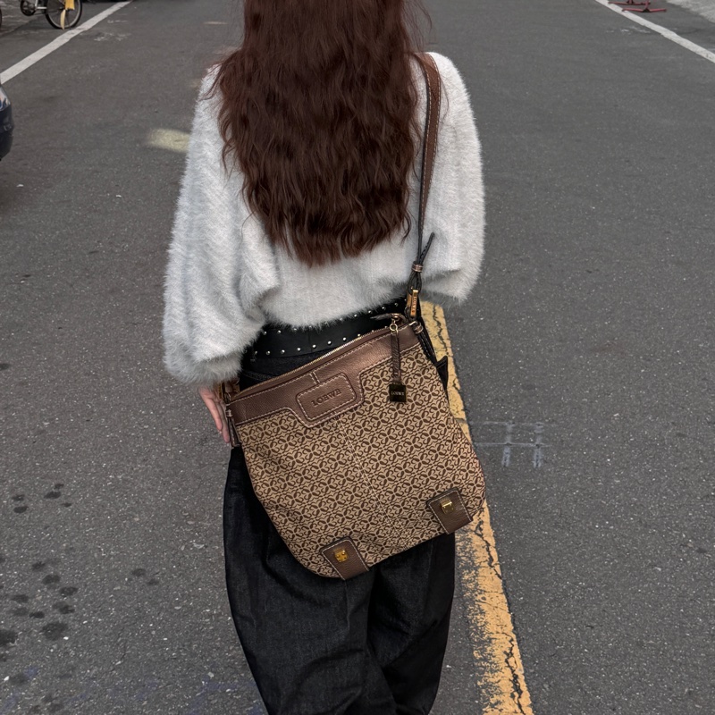 【極新🎁】 Loewe 羅伊威 經典款老花 男女通用斜背包(專櫃9.6萬)-3