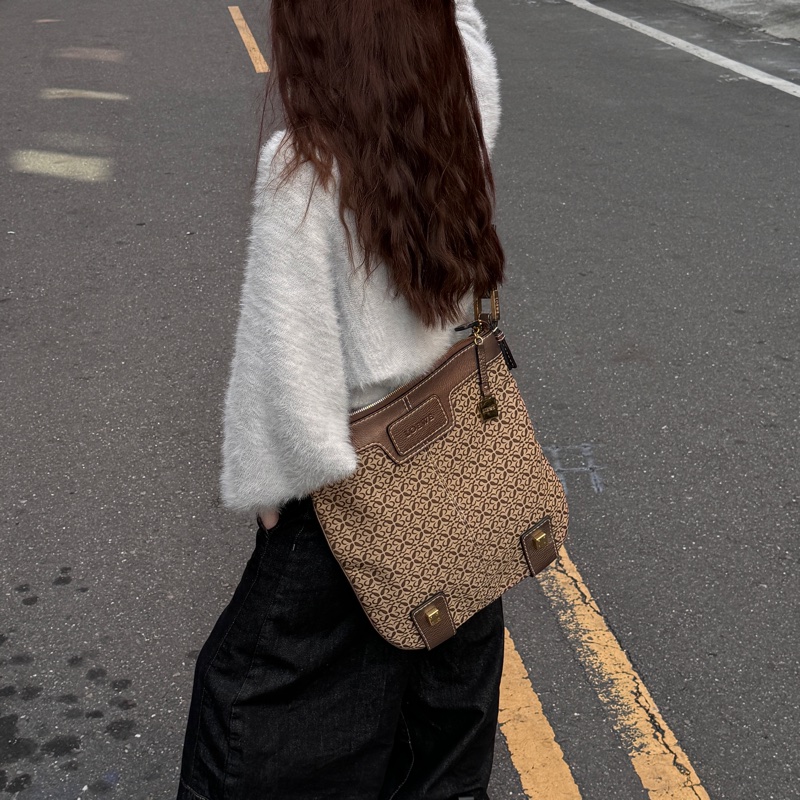 【極新🎁】 Loewe 羅伊威 經典款老花 男女通用斜背包(專櫃9.6萬)-15