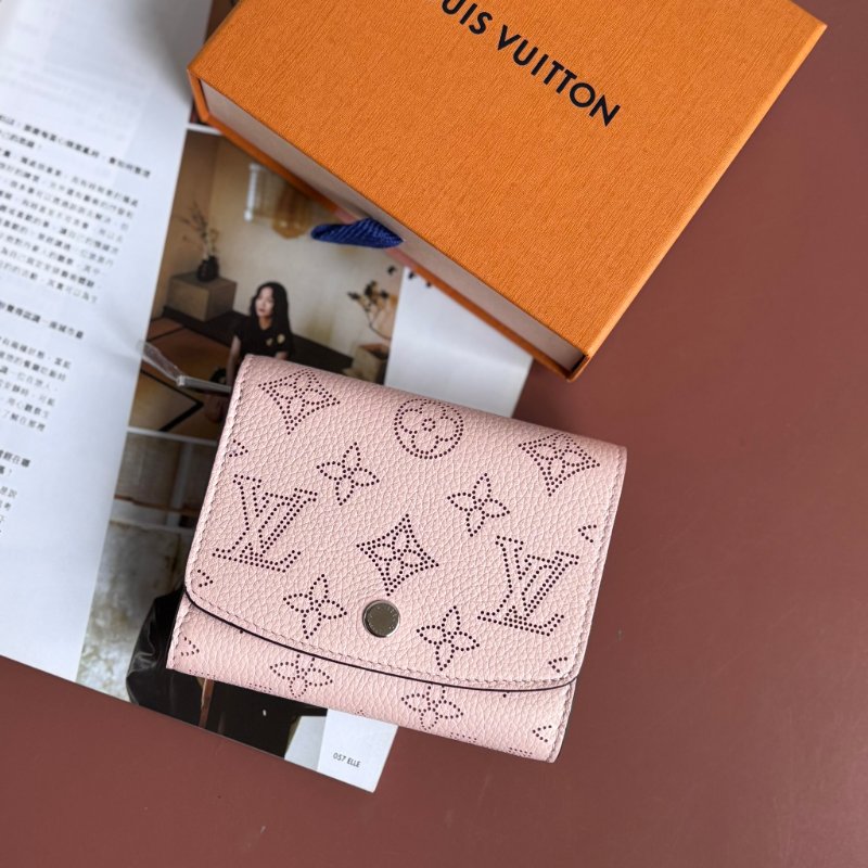 ::LOUIS VUITTON:: LV M62541 IRIS 經典Monogram Mahina鏤空雕花圖案小牛皮零錢短夾(柔粉) Pink Jasmin-0