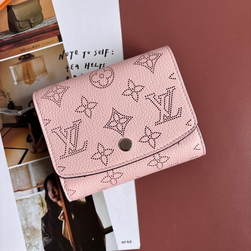 ::LOUIS VUITTON:: LV M62541 IRIS 經典Monogram Mahina鏤空雕花圖案小牛皮零錢短夾(柔粉) Pink Jasmin-1