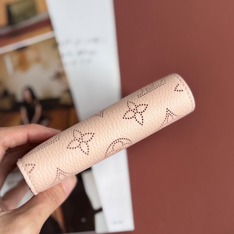 ::LOUIS VUITTON:: LV M62541 IRIS 經典Monogram Mahina鏤空雕花圖案小牛皮零錢短夾(柔粉) Pink Jasmin-2