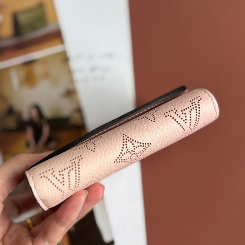 ::LOUIS VUITTON:: LV M62541 IRIS 經典Monogram Mahina鏤空雕花圖案小牛皮零錢短夾(柔粉) Pink Jasmin-3