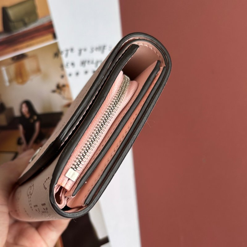 ::LOUIS VUITTON:: LV M62541 IRIS 經典Monogram Mahina鏤空雕花圖案小牛皮零錢短夾(柔粉) Pink Jasmin-4