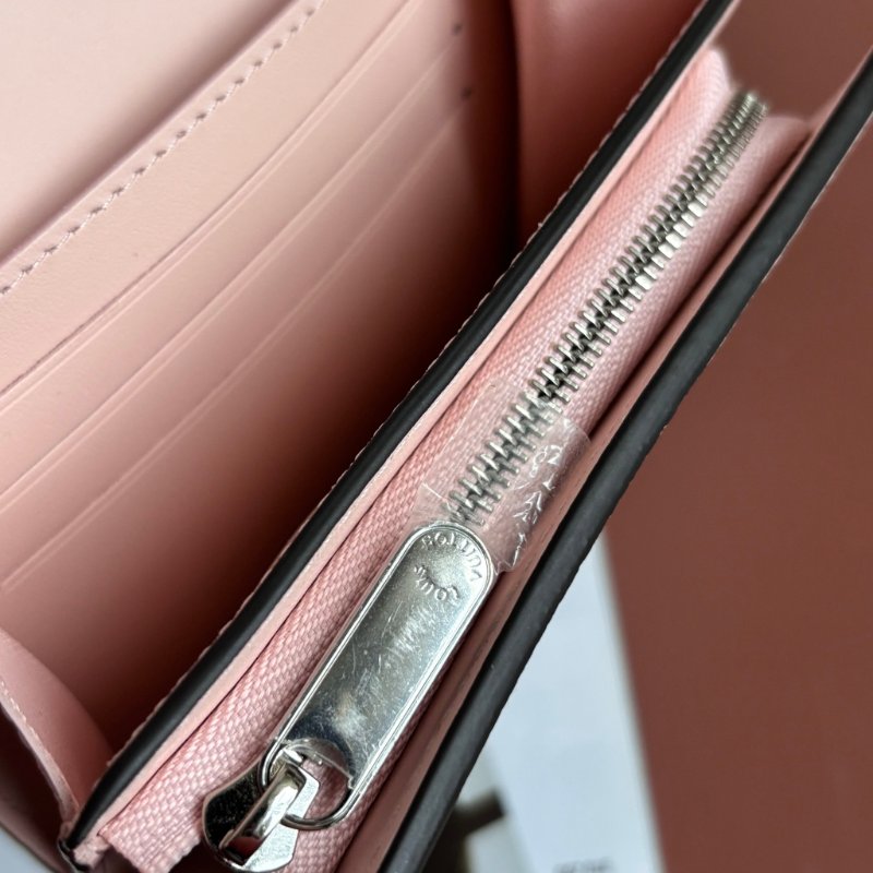 ::LOUIS VUITTON:: LV M62541 IRIS 經典Monogram Mahina鏤空雕花圖案小牛皮零錢短夾(柔粉) Pink Jasmin-8