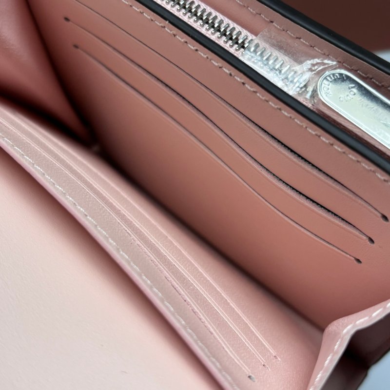 ::LOUIS VUITTON:: LV M62541 IRIS 經典Monogram Mahina鏤空雕花圖案小牛皮零錢短夾(柔粉) Pink Jasmin-9