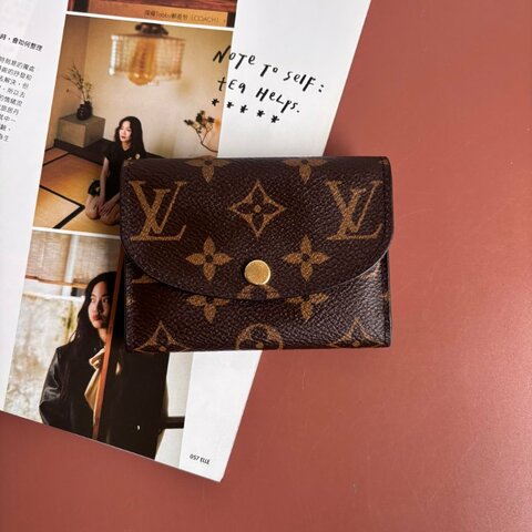 ::LOUIS VUITTON:: LV M62361 Rosalie 經典花紋內粉釦式卡片包 零錢包 小短夾