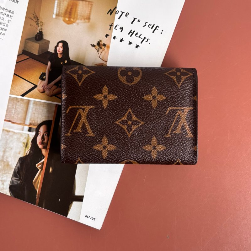 ::LOUIS VUITTON:: LV M62361 Rosalie 經典花紋內粉釦式卡片包 零錢包 小短夾-1