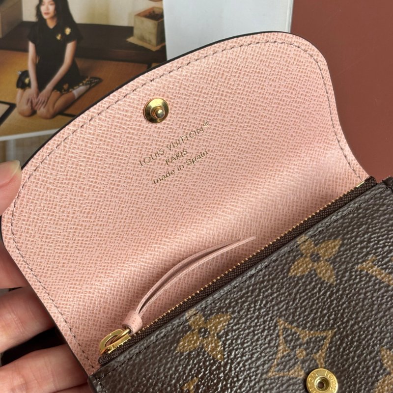 ::LOUIS VUITTON:: LV M62361 Rosalie 經典花紋內粉釦式卡片包 零錢包 小短夾-3