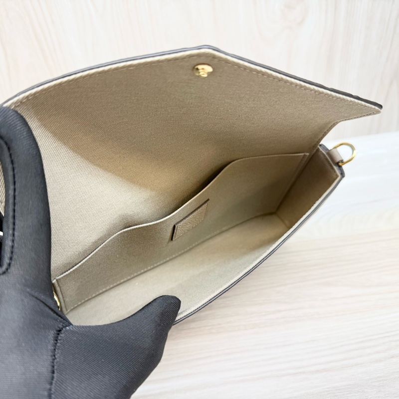 LV米色牛皮壓紋三合一鏈包M68697-10