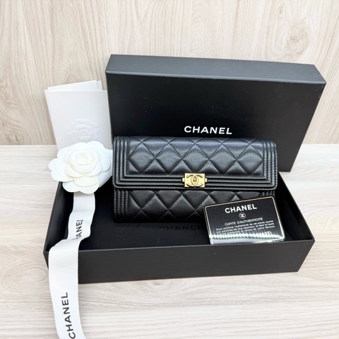 Chanel皮件黑金羊皮Boy下蓋12卡長夾A80286