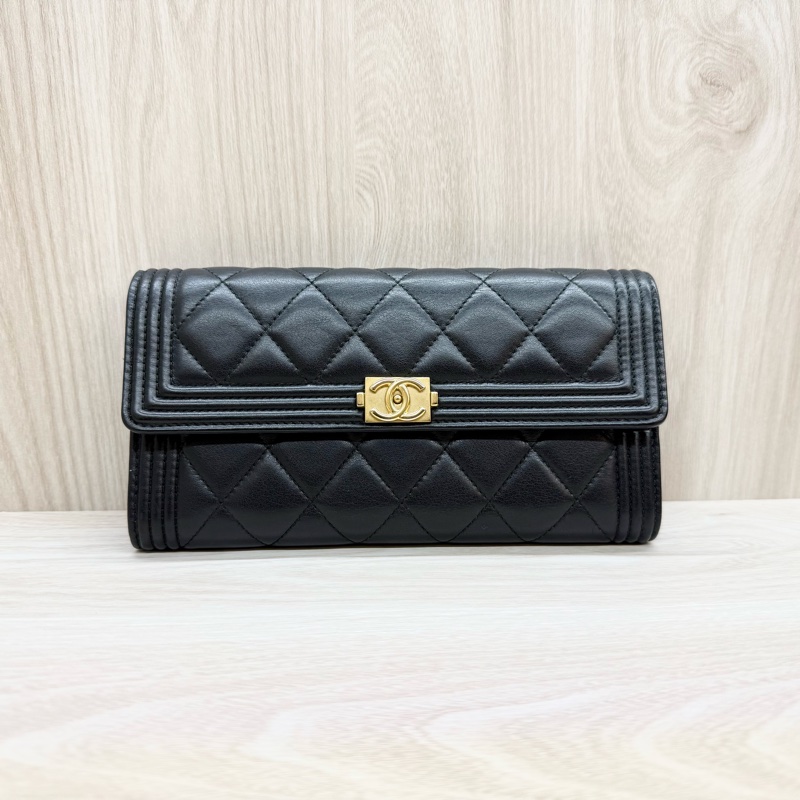 Chanel皮件黑金羊皮Boy下蓋12卡長夾A80286-1