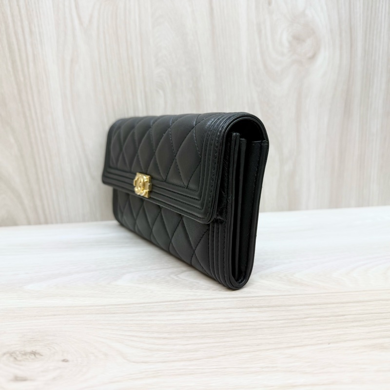 Chanel皮件黑金羊皮Boy下蓋12卡長夾A80286-3