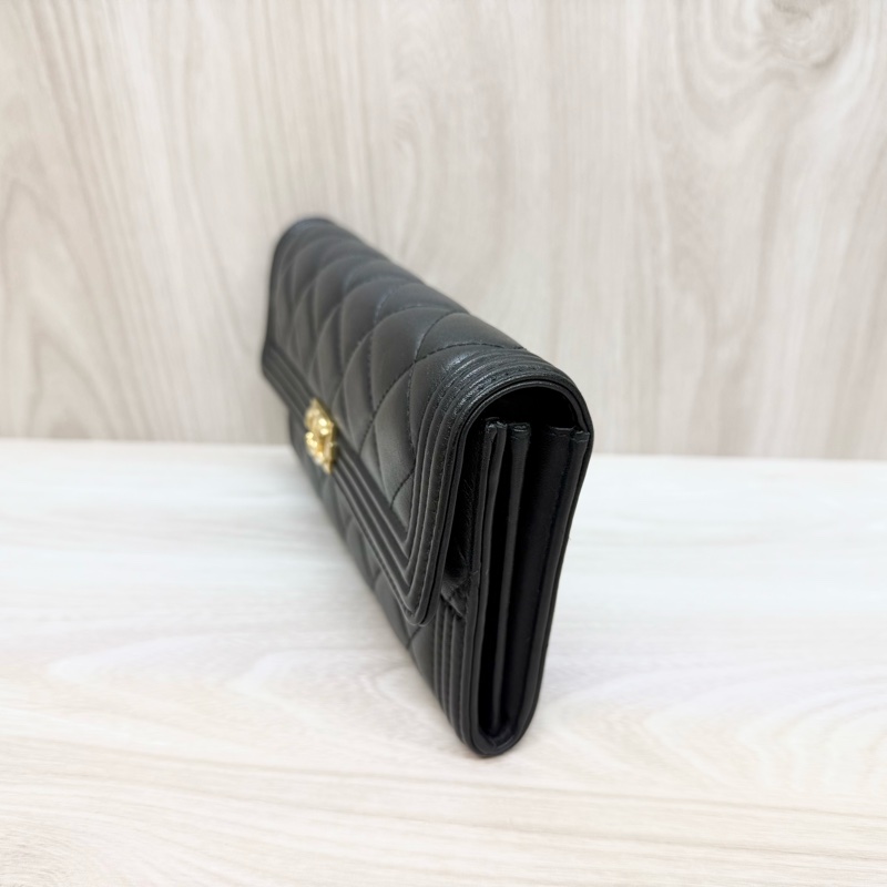 Chanel皮件黑金羊皮Boy下蓋12卡長夾A80286-4