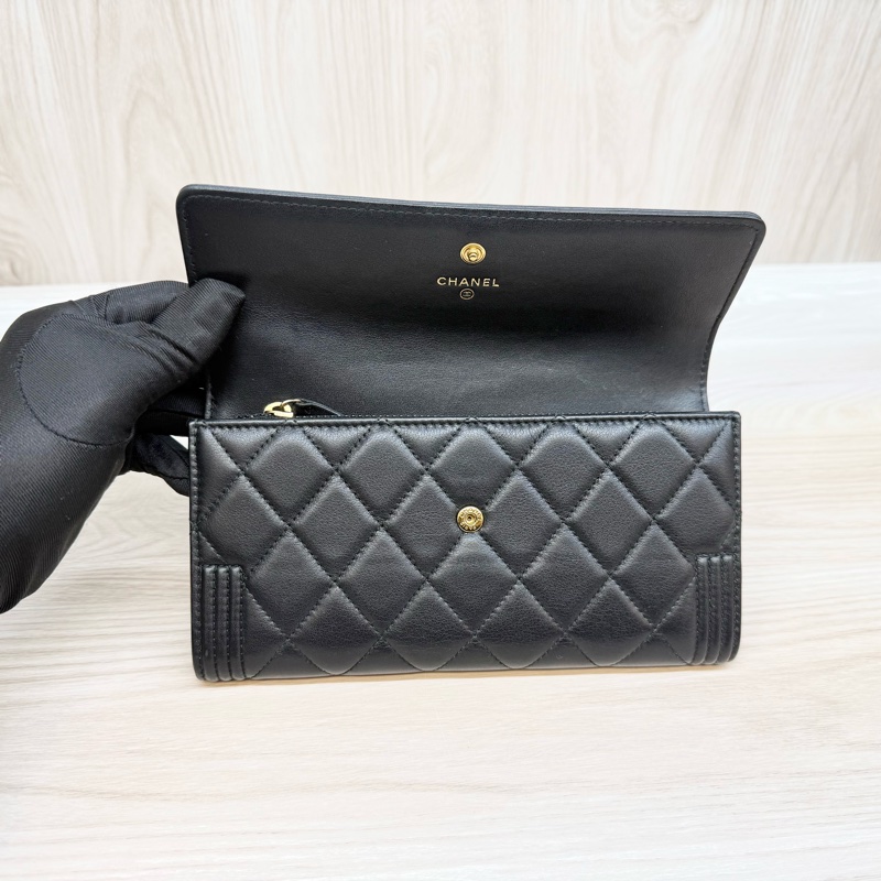 Chanel皮件黑金羊皮Boy下蓋12卡長夾A80286-7
