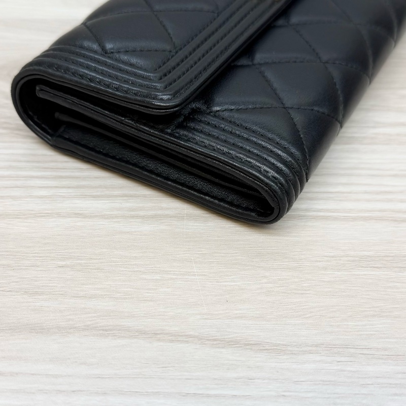 Chanel皮件黑金羊皮Boy下蓋12卡長夾A80286-14