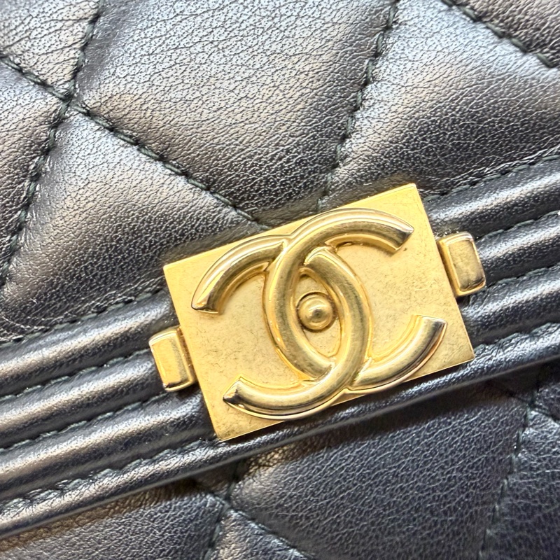 Chanel皮件黑金羊皮Boy下蓋12卡長夾A80286-16