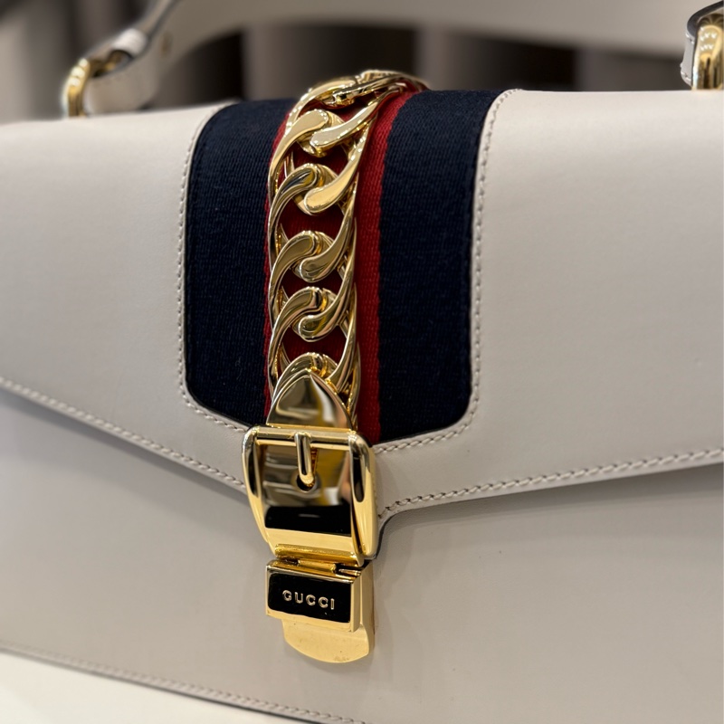 Gucci白牛皮Sylvie小號 手轉釦手提斜背包-2