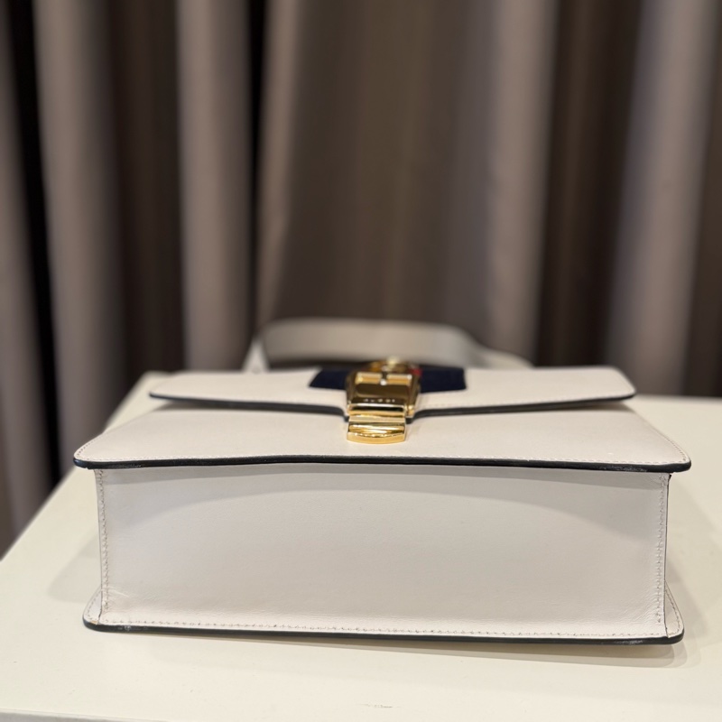 Gucci白牛皮Sylvie小號 手轉釦手提斜背包-7