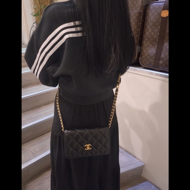 Chanel 雙排字母金鍊黑皮小口蓋斜背包-2