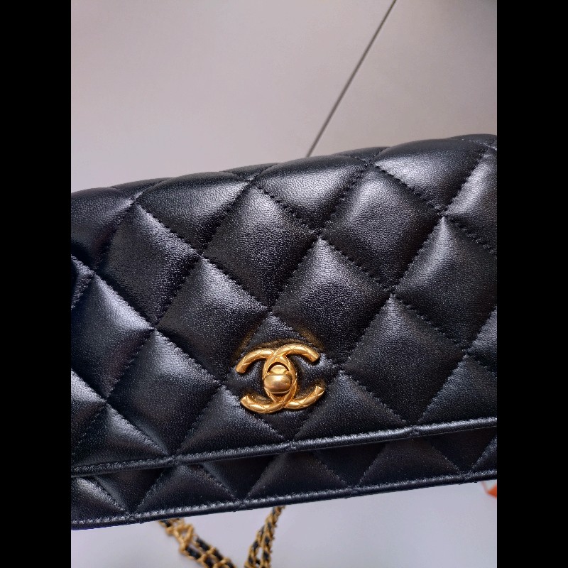 Chanel 雙排字母金鍊黑皮小口蓋斜背包-6