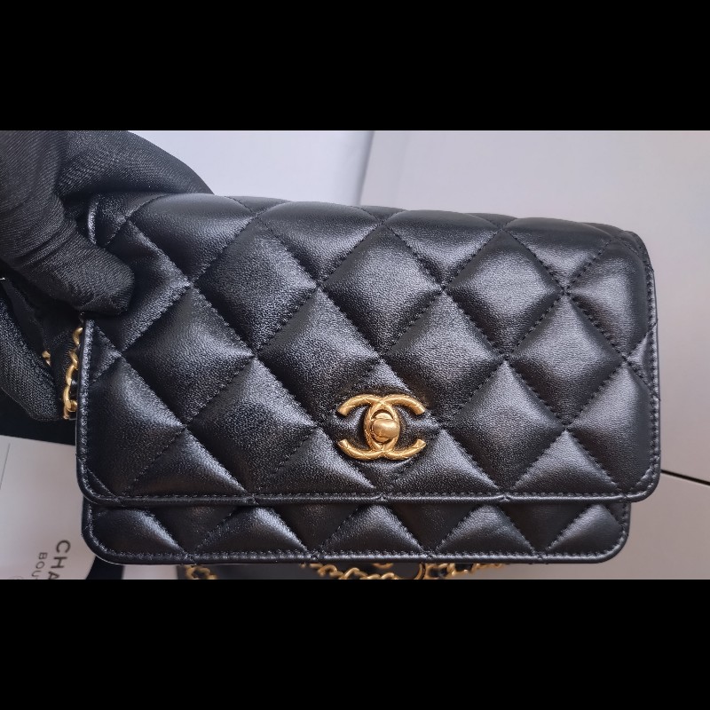 Chanel 雙排字母金鍊黑皮小口蓋斜背包-8