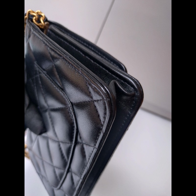 Chanel 雙排字母金鍊黑皮小口蓋斜背包-10