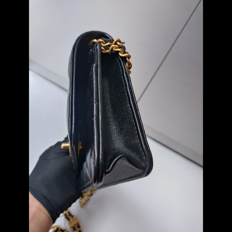 Chanel 雙排字母金鍊黑皮小口蓋斜背包-11