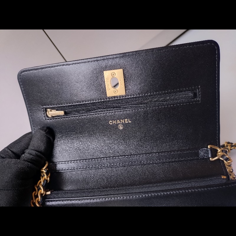 Chanel 雙排字母金鍊黑皮小口蓋斜背包-16
