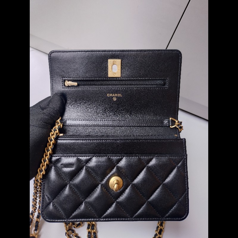 Chanel 雙排字母金鍊黑皮小口蓋斜背包-19