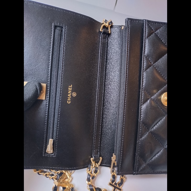 Chanel 雙排字母金鍊黑皮小口蓋斜背包-22