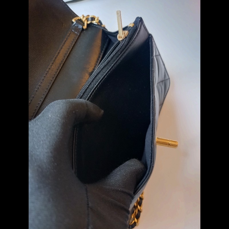 Chanel 雙排字母金鍊黑皮小口蓋斜背包-25