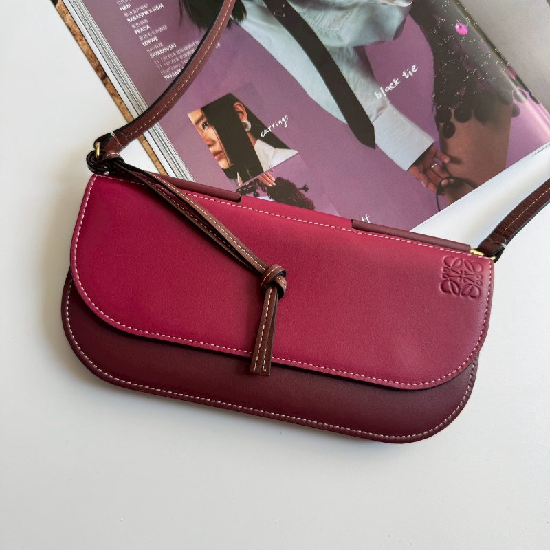 💝盒防都在 超可愛 Loewe 酒紅色拼棗紅色釦式斜背包-0