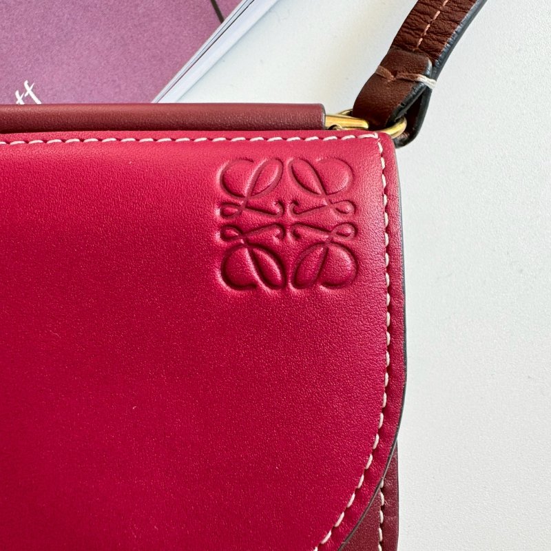 💝盒防都在 超可愛 Loewe 酒紅色拼棗紅色釦式斜背包-1