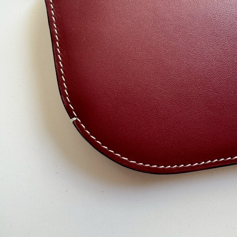 💝盒防都在 超可愛 Loewe 酒紅色拼棗紅色釦式斜背包-6