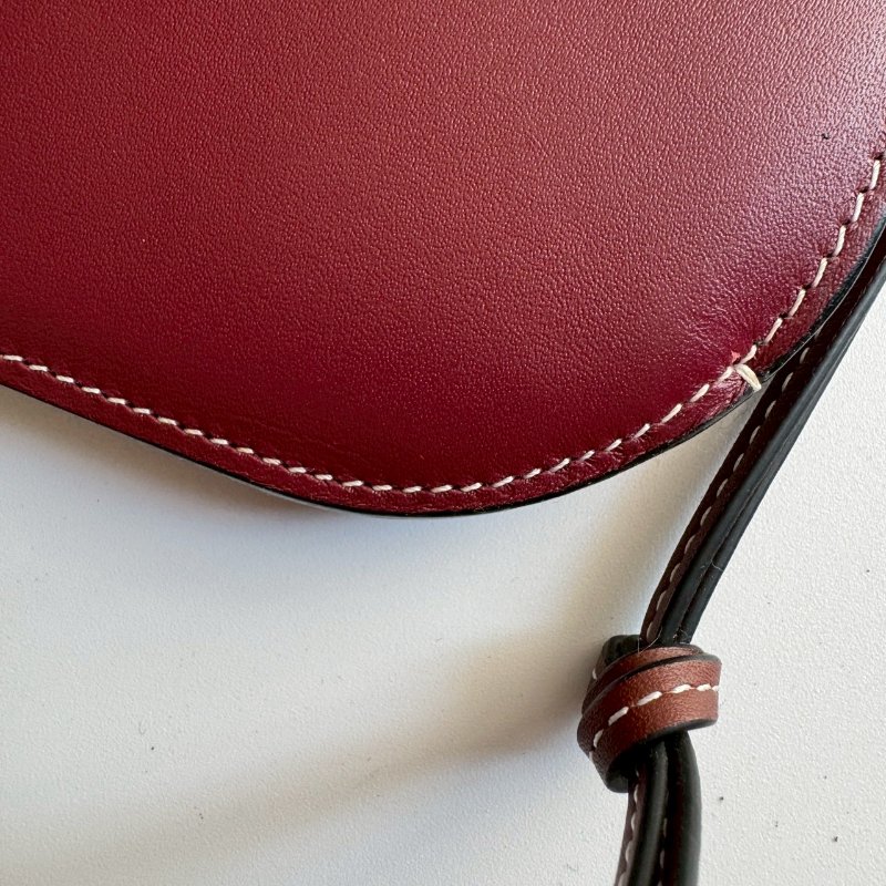 💝盒防都在 超可愛 Loewe 酒紅色拼棗紅色釦式斜背包-7