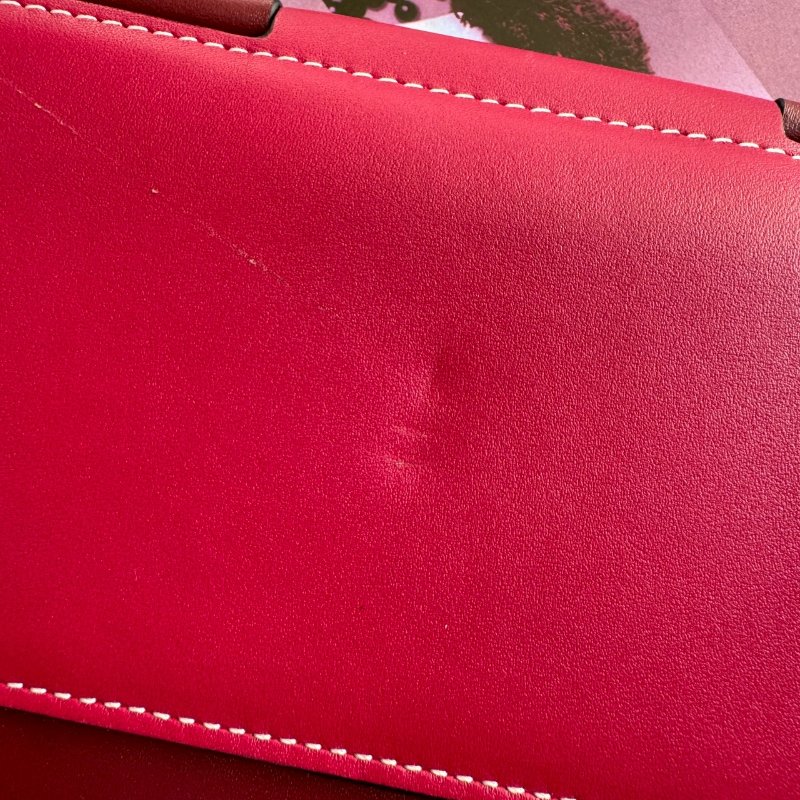 💝盒防都在 超可愛 Loewe 酒紅色拼棗紅色釦式斜背包-8