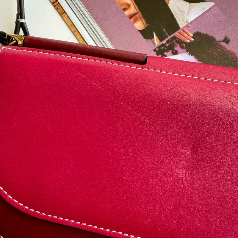 💝盒防都在 超可愛 Loewe 酒紅色拼棗紅色釦式斜背包-9