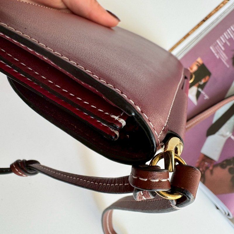 💝盒防都在 超可愛 Loewe 酒紅色拼棗紅色釦式斜背包-10