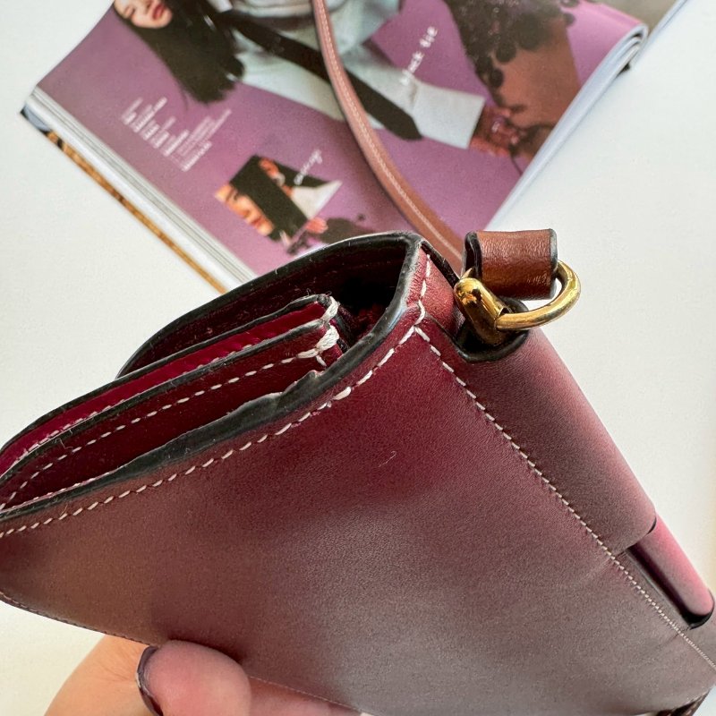 💝盒防都在 超可愛 Loewe 酒紅色拼棗紅色釦式斜背包-11
