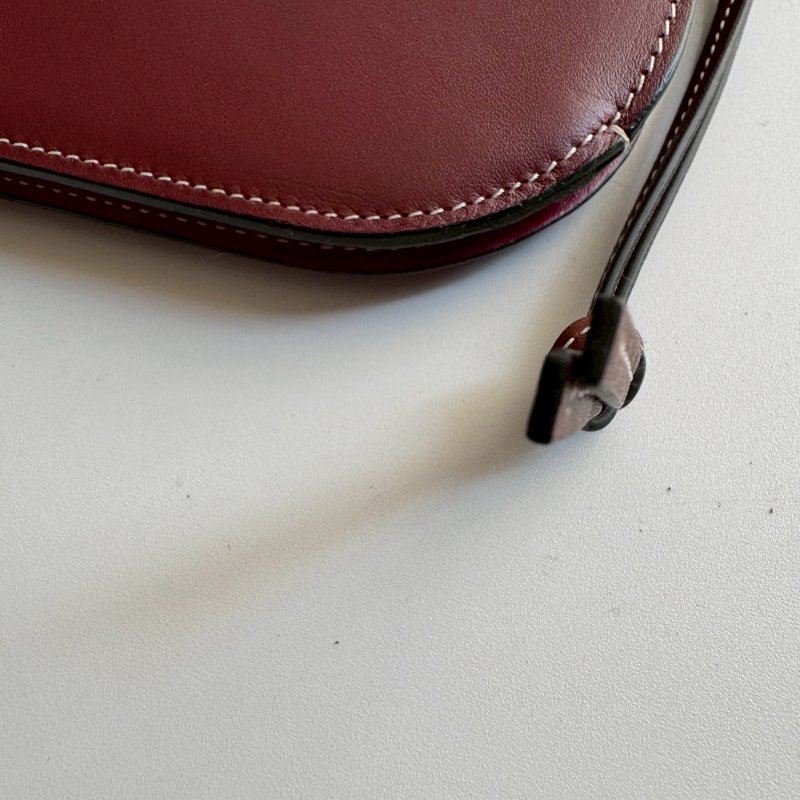 💝盒防都在 超可愛 Loewe 酒紅色拼棗紅色釦式斜背包-12