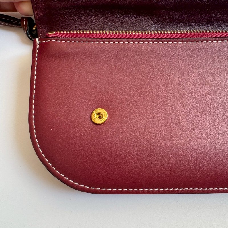 💝盒防都在 超可愛 Loewe 酒紅色拼棗紅色釦式斜背包-13