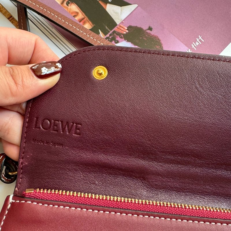 💝盒防都在 超可愛 Loewe 酒紅色拼棗紅色釦式斜背包-14