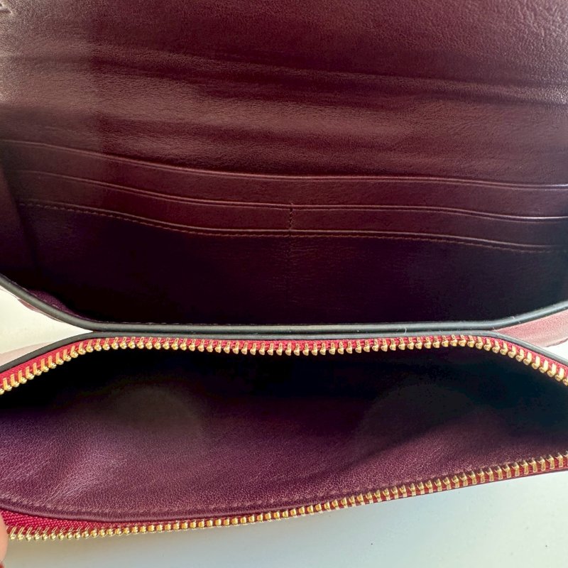 💝盒防都在 超可愛 Loewe 酒紅色拼棗紅色釦式斜背包-17