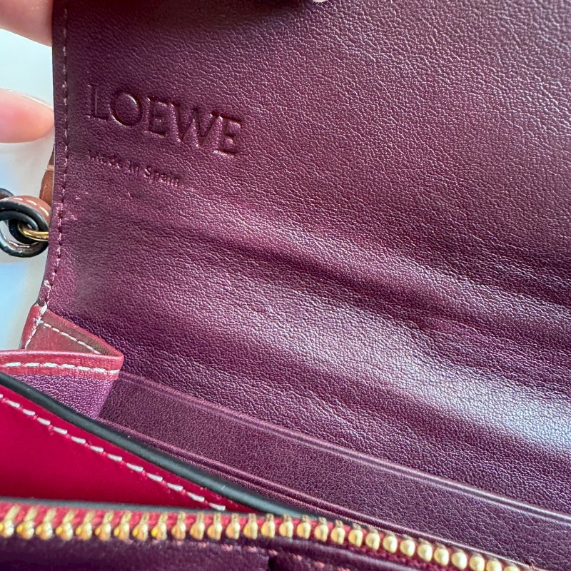 💝盒防都在 超可愛 Loewe 酒紅色拼棗紅色釦式斜背包-19