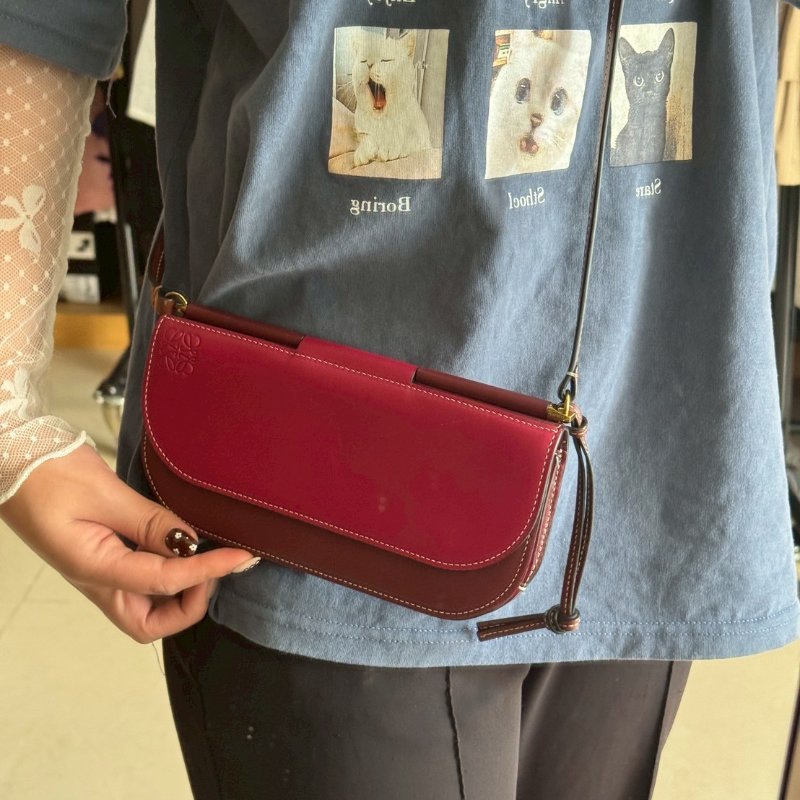 💝盒防都在 超可愛 Loewe 酒紅色拼棗紅色釦式斜背包-20
