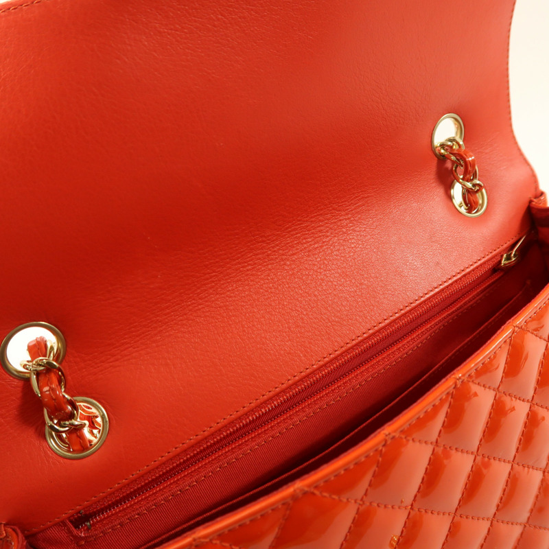 CHANEL 漆皮皮革Chain Shoulder金扣鏈帶肩背袋-17