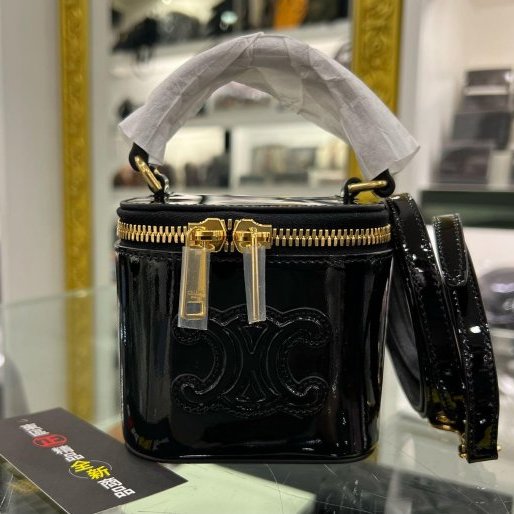 東區正精品㊣CELINE 1GJ763GEH 全新黑色漆皮金扣拉鍊翻蓋小盒子斜背包 RZ6218-0